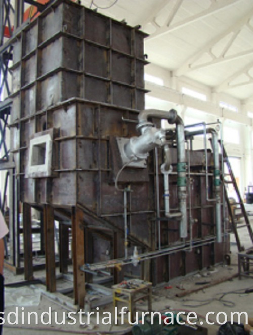 Natural gas continuous centralized melting furnace